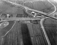 847545 Luchtfoto van het viaduct over de Hollandsche IJssel en T18 langs de rivier (de tertiaire provinciale weg ...